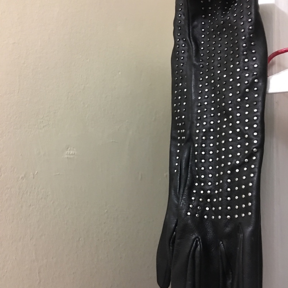 Women gloves embellished gloves